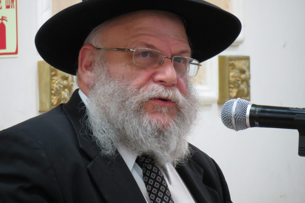 Rav Malinowitz speaking at the BTYA Melaveh Malkah